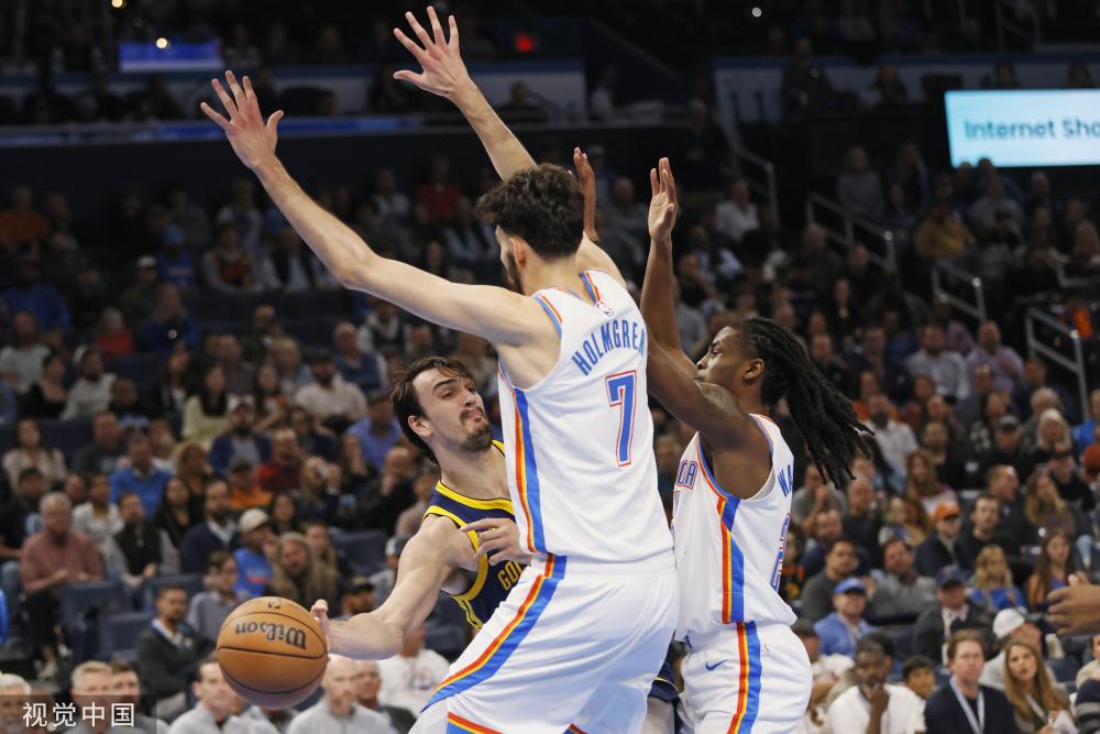 她们凭借沉 她们凭借沉